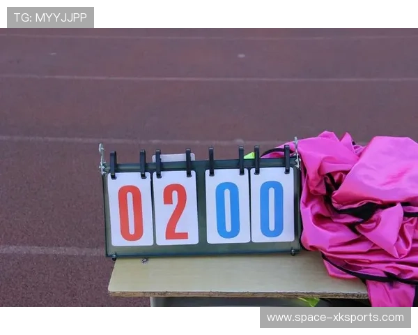 幼儿手球小将U6赛场展活力，发球传球动作显专注执着