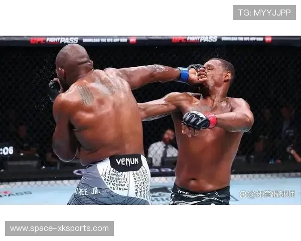 克里斯·巴内特短裤滑落事件引社交媒体热议，格斗现场现意外插曲